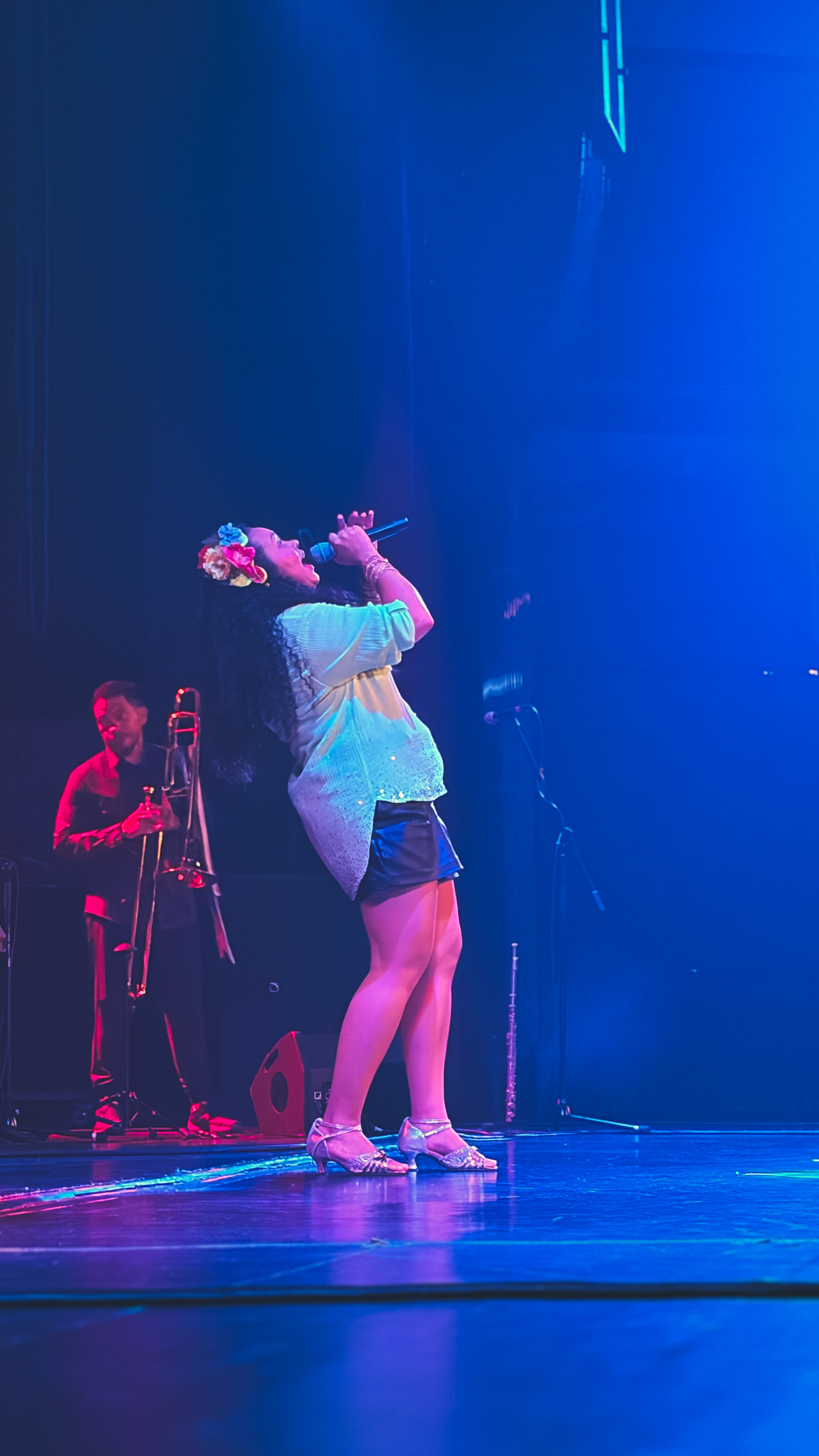 Carolina Landim em atuação com músico da banda