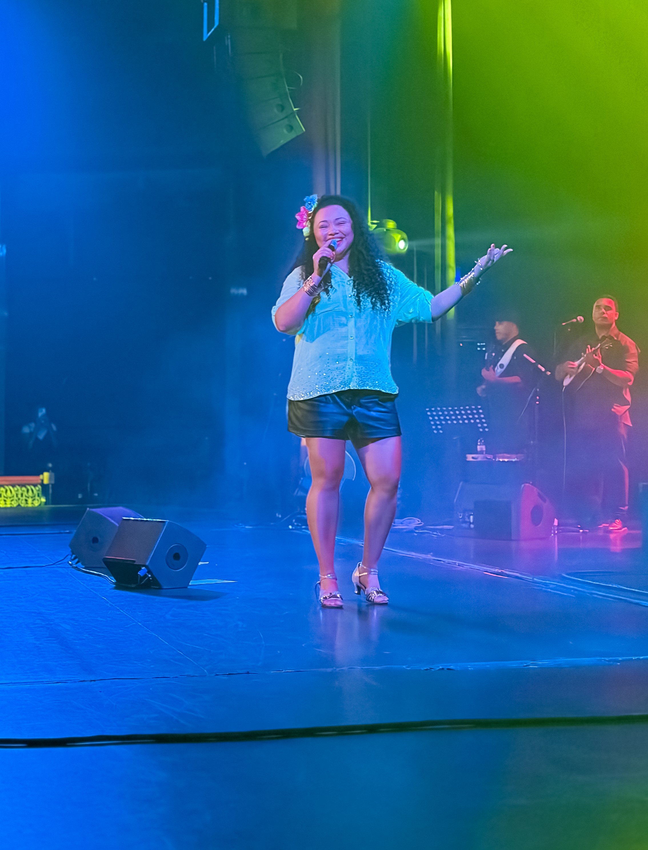 Carolina Landim cantando